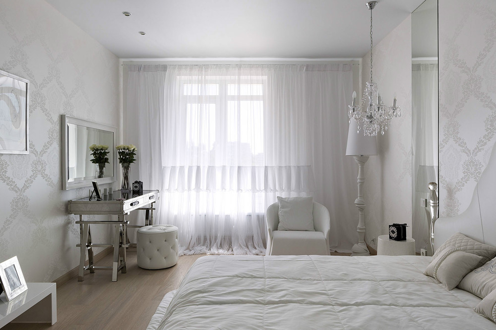 Спальня с белой кроватью (32 фото)